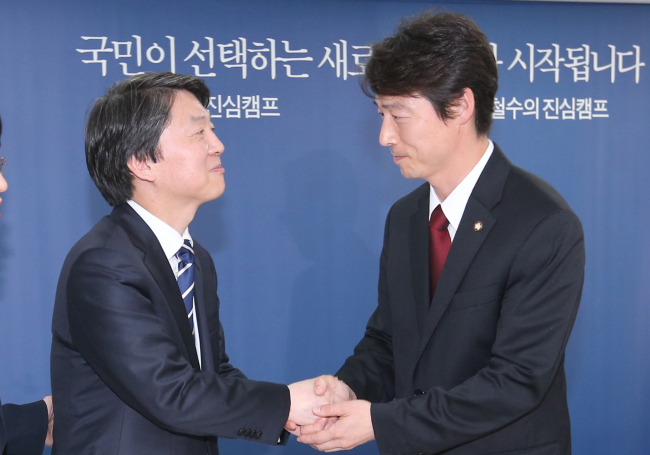 안철수(좌/기업인/교수),송호창(국회의원)
Independent presidential candidate Ahn Cheol-soo (left) shakes hands with Rep. Song Ho-chang at his campaign headquarters in Seoul on Tuesday.   Yonhap News