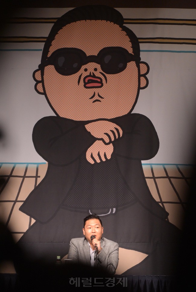 노래 강남스타일로 전세계적으로 말춤의 열풍을 일으킨 가수 싸이가 25일 오후 서울라마다호텔 신의 정원에서 기자회견을 하고 있다.<br />이상섭 기자. babtong@heraldcorp.com 2012.09.25
노래 강남스타일로 전세계적으로 말춤의 열풍을 일으킨 가수 싸이가 25일 오후 서울라마다호텔 신의 정원에서 기자회견을 하고 있다.
이상섭 기자. babtong@heraldcorp.com 2012.09.25
노래 강남스타일로 전세계적으로 말춤의 열풍을 일으킨 가수 싸이가 25일 오후 서울라마다호텔 신의 정원에서 기자회견을 하고 있다.
이상섭 기자. babtong@heraldcorp.com 2012.09.25
노래 강남스타일로 전세계적으로 말춤의 열풍을 일으킨 가수 싸이가 25일 오후 서울라마다호텔 신의 정원에서 기자회견을 하고 있다.
이상섭 기자. babtong@heraldcorp.com 2012.09.25