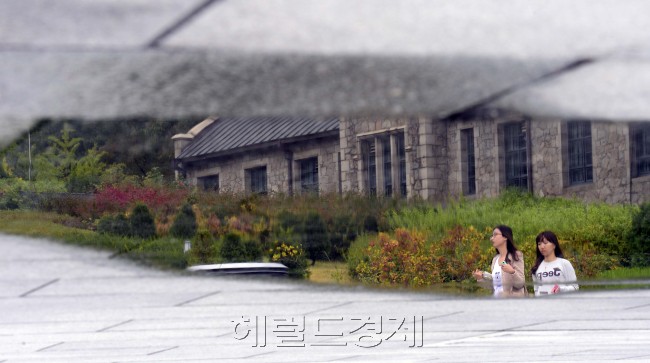 새벽부터 내린 비로 인해 기온이 낮아진 가운데 10일 오전 이화여대 학생들이 가을 옷을 입고 교정을 거닐고 있다. 박해묵 기자/mook@heraldcorp.com
새벽부터 내린 비로 인해 기온이 낮아진 가운데 10일 오전 이화여대 학생들이 가을 옷을 입고 교정을 거닐고 있다. 박해묵 기자/mook@heraldcorp.com