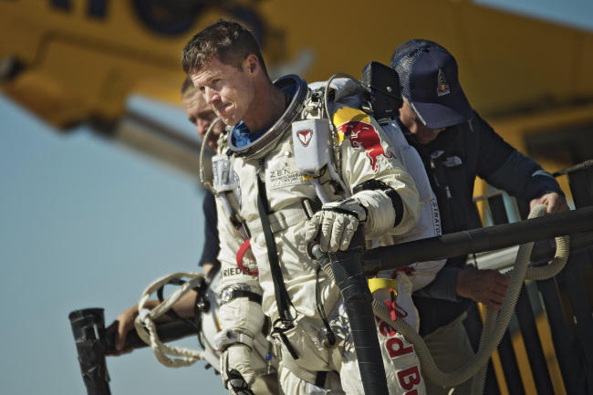 <YONHAP PHOTO-0227> This photo provided by Red Bull Stratos shows pilot Felix Baumgartner of Austria reacting after his mission was aborted in Roswell, N.M., Tuesday, Oct. 9, 2012. For the second straight day, extreme athlete Felix Baumgartner aborted his planned death-defying 23-mile free fall because of the weather, postponing his quest to become the world's first supersonic skydiver until at least Thursday. (AP Photo/Red Bull Stratos, Joerg Mitter)/2012-10-10 06:37:25/ <저작권자 ⓒ 1980-2012 ㈜연합뉴스. 무단 전재 재배포 금지.>
This photo provided by Red Bull Stratos shows pilot Felix Baumgartner of Austria reacting after his mission was aborted in Roswell, New Mexico, Tuesday.  AP-Yonhap News