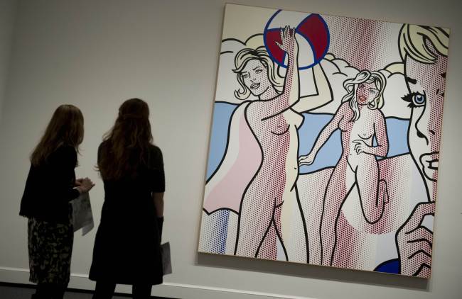 People tour a retrospective of U.S. artist Roy Lichtenstein, including his 1994 canvas, “Nudes with Beach Ball,” at the National Gallery of Art in Washington, D.C., Tuesday.   AFP-Yonhap News