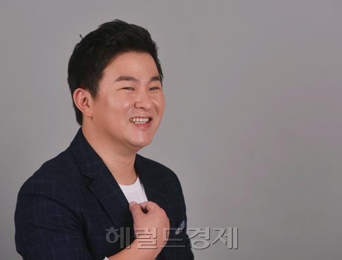 허각(가수)
허각이 ‘아프다’로 한층 더 진한 아픔을 노래하고 있다. ‘아프다’는 허각표 ‘감성 보이스’에 ‘거친 남성미’를 가미시켜 한층 더 성숙하고 애절한 허각의 진가를 확인할 수 있는 곡이다.
“지난봄 발매했던 두 번째 미니앨범 ‘라크리모소’의 타이틀곡 ‘나를 사랑했던 사람아’ 이후라 부담 없이 감정이입을 할 수 있었다. ‘나를 사랑했던~’이 1부라면 ‘아프다’는 2부다. 이번 노래는 술 한잔 하고 노래방 가서 부를 수 있다. 좀 더 수월하게 부를 수 있는 노래다.”