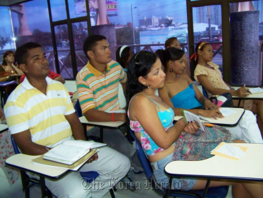 Participants attend a training session at Cemprende, a local employment and entrepreneurship support center in Colombia’s northern port city of Cartagena.    Andrew Hein/UNDP Colombia