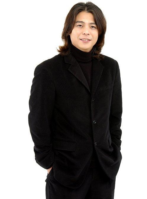 황승환(오승훈/개그맨/기업인)
‘황마담’이라는 캐릭터로 잘 알려진 개그맨 황승환(본명 오승훈)이 지난 10월 9일 경기지방경찰청에 출두, 조사를 받고 귀가함에 따라 그 배경에 팬들의 관심이 집중되고 있다. ...리는 상태였다. 그는 이날 취재진의 물음에 “할 말이 없다”고 대답을 피했다.