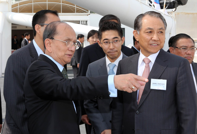 테인 세인(우/Thein Sein/미얀마대통령)
STX Group chairman Kang Duk-soo (right) and Myanmarese President Thein Sein (left) visit the shipyard of STX Offshore & Shipbuilding in Jinhae, South Gyeongsang Province, Wedesday.   STX