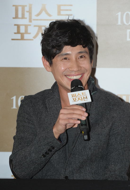 신하균(배우)
배우 신하균이 영화 ‘퍼스트 포지션’을 통해 꿈을 꾸고 있는 모든 이들에게 희망의 메시지를 전달했다. 신하균은 10월 10일 오후 서울시 성동구 행당동의 CGV 왕십리에서 열린...이러한 부분들이 관객들에게 잘 전달 됐으면 좋겠다”고 소감을 전했다.