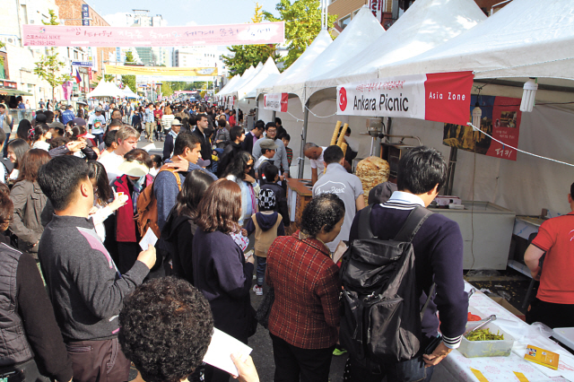 The Ankara Picnic booth sells
Turkish cuisine at one of the many
international food booths during last
year’s Itaewon Global Village
Festival. Itaewon Global Village Festival