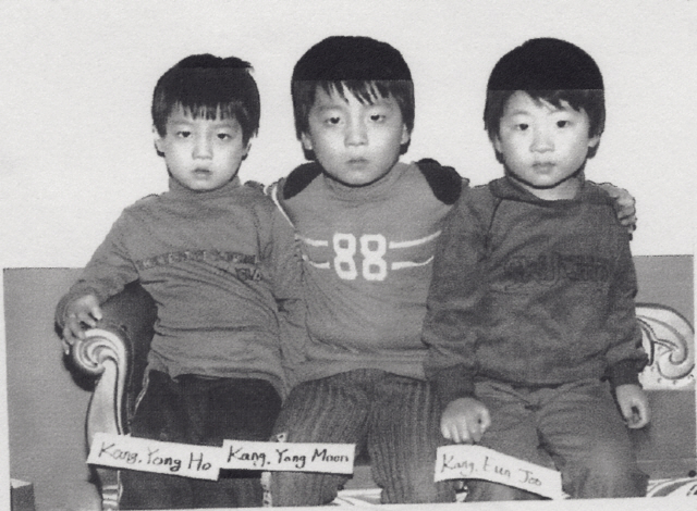 A majority of international adoptees’ family registry records were falsified in the past in order to send non-orphaned children for adoption. Michael Kang (center), whose Korean name is Kang Yong-moon, was adopted in 1983 and visited
Korea in 2006. He has two different family registries: one is the original family registry with the name of his birth parents and brothers, and another was newly made during Kang’s adoption process. (Yonhap News)