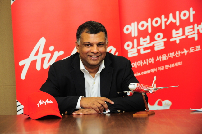 토니 페르난데스(Tony Fernandes/기업인/에어아시아최고경영자)
］“한국엔 라이언에어나 에어아시아처럼 진정한 저비용항공사가 없다.”
토니 페르난데스 에어아시아 회장이 한국 저비용항공사 시장과 관련, 진정한 의미의 ‘저비용’으로 볼 수 없다고 강조했다. 서비스를 최소화하고 가격을 더 낮춰야 소비자도 한층 다양한 선택이 가능하다는 취지에서다.