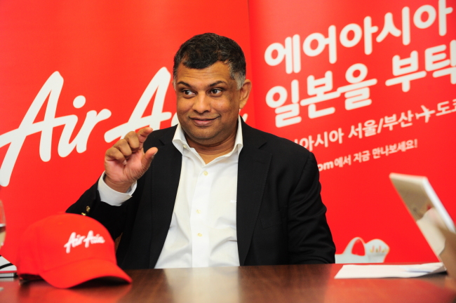토니 페르난데스(Tony Fernandes/기업인/에어아시아최고경영자)
］“한국엔 라이언에어나 에어아시아처럼 진정한 저비용항공사가 없다.”
토니 페르난데스 에어아시아 회장이 한국 저비용항공사 시장과 관련, 진정한 의미의 ‘저비용’으로 볼 수 없다고 강조했다. 서비스를 최소화하고 가격을 더 낮춰야 소비자도 한층 다양한 선택이 가능하다는 취지에서다.