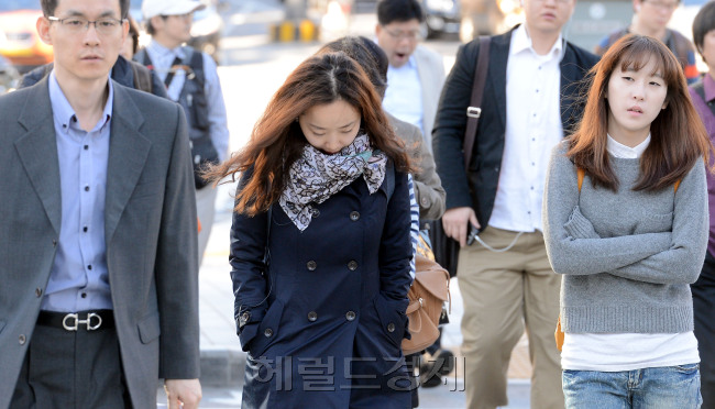 서울 9도 등 올 가을들어 가장 추운날씨를 보인 11일 오전 서울 광화문 일대 행인들이 가을추위에 한층 두꺼워진 옷을 입고 갈길을 재촉하고 있따./안훈기자 rosedale@ 2012.10.11
서울 9도 등 올 가을들어 가장 추운날씨를 보인 11일 오전 서울 광화문 일대 행인들이 가을추위에 한층 두꺼워진 옷을 입고 갈길을 재촉하고 있따./안훈기자 rosedale@ 2012.10.11
