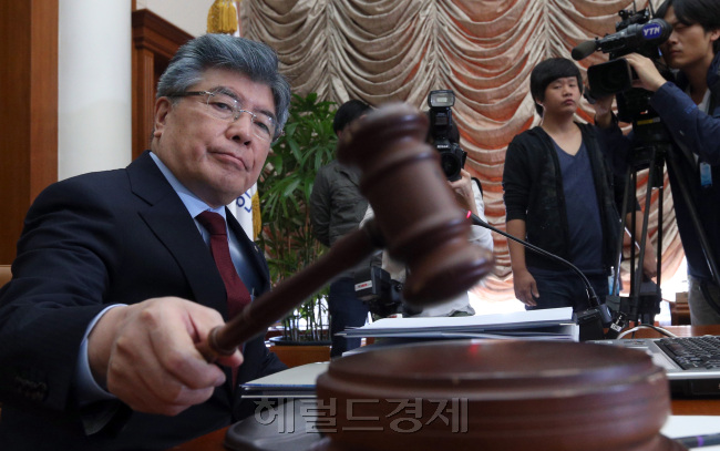 김중수 한국은행 총재가 11일 오전 서울 중구 남대문로3가 한국은행 본관에서 열린 금융통화위원회 회의에서 의사봉을 두드리고 있다.<br />안훈 기자 rosedale@healdcorp.com 2012.10.11
김중수 한국은행 총재가 11일 오전 서울 중구 남대문로3가 한국은행 본관에서 열린 금융통화위원회 회의에서 의사봉을 두드리고 있다.
안훈 기자 rosedale@healdcorp.com 2012.10.11