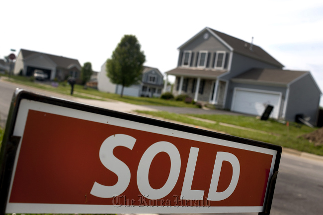 A sold sign is displayed in front of a house at the River Valley Highlands neighborhood in Lancaster, Ohio.   Bloomberg
A sold sign is displayed in front of a house at the River Valley Highlands neighborhood in Lancaster, Ohio.   Bloomberg