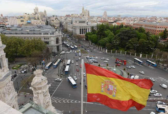 <YONHAP PHOTO-0301> (FILES) In this photo taken on April 27, 2012 the Spanish flag flys at the Plaza de Cibeles in the Spanish capital Madrid. Standard & Poor's cut Spain's sovereign debt rating on October 12, 2012 by two notches to just above junk level, citing the deepening recession and strains from the country's troubled banks. AFP PHOTO/CHRISTOF STACHE../2012-10-11 06:24:14/ <저작권자 ⓒ 1980-2012 ㈜연합뉴스. 무단 전재 재배포 금지.>
The Spanish flag flys at the Plaza de Cibeles in Madrid.    AFP-Yonhap News