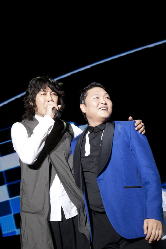 김장훈(좌/가수),싸이(박재상/가수/음악PD)
Entertainers Kim Jang-hoon (left) and Psy publicly rekindle their friendship at the “Night of the Stars 2012” concert on Wednesday after a recent plagiarism dispute between the two.   Yonhap News