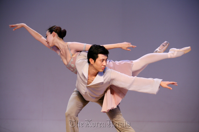 A scene from Lee Won-kuk Ballet’s original repertoire “Eyes of Dawn.”   Lee Won-kuk Ballet