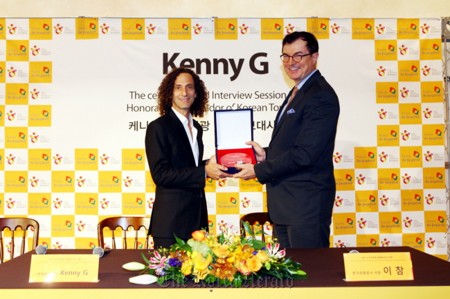케니 지(Kenneth Gorelick/색소폰연주자)
Jazz saxophonist Kenny G (left) and The Korea Tourism Organization CEO Lee Charm pose for a photo holding a plaque given to Kenny G, who was named an honorary ambassador of Korea tourism on Wednesday in Seoul.   The Korea Tourism Organization