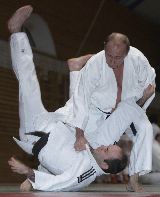 <YONHAP PHOTO-0064> FILE In this Friday, Dec. 18, 2009 file photo, then Russian Prime Minister Vladimir Putin, right, is seen during judo training at a sports school in St. Petersburg, Russia. Putin was elevated to judo's elite Wednesday, Oct. 10, 2012, when he was presented with the eight Dan belt, the third-highest honor. Putin received the Dan belt, three days after turning 60, from the International Judo Federation, which called him " a perfect ambassador for our sport" because of his position as head of state. (AP Photo/RIA Novosti, Alexei Druzhinin, Government Press Service, file)/2012-10-11 00:38:17/ <저작권자 ⓒ 1980-2012 ㈜연합뉴스. 무단 전재 재배포 금지.>
In this December 2009 file photo, then Russian Prime Minister Vladimir Putin (right) is seen during judo training in St. Petersburg, Russia.   AP-Yonhap News