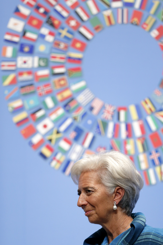 Christine Lagarde(크리스틴 라가르드/국제통화기금총재)
Christine Lagarde, managing director of the International Monetary Fund (IMF), leaves the stage after a news conference at the Annual Meetings of the International Monetary Fund (IMF) and the World Bank Group in Tokyo, Japan, on Thursday, Oct. 11, 2012. Lagarde says the fund will 뱒pare no effort?to help Greece get back on track as the country뭩 creditors negotiate in Athens measures to enable disbursement of a loan package. Photographer: Kiyoshi Ota/Bloomberg *** Local Caption *** Christine Lagarde
IMF Managing Director Christine Lagarde attends a news conference in Tokyo on Thursday.   Bloomberg