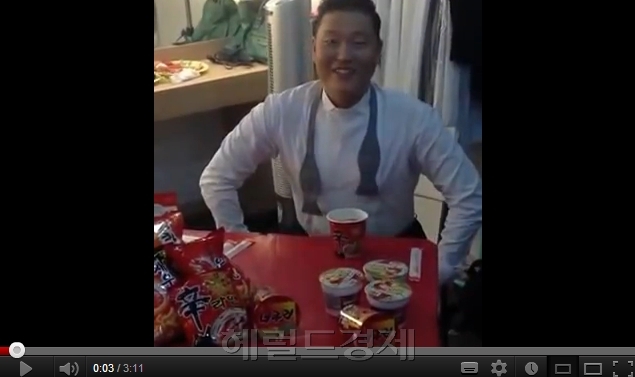 싸이(박재상/가수/음악PD)
사진=싸이 유튜브 동영상
과연 한국에 저만큼 맛있게 라면을 섭취하는 사람이 있을까요?”
월드스타 싸이의 ‘셀프’ 신라면 섭취 동영상이 온라인을 후끈 달구고 있다.
싸이는 퇴근 유튜브에 ‘농심을 당황시킨 ‘싸이’ 셀프동영상 전격공개!’라는 제목의 셀프 동영상을 올려 눈길을 끌었다.