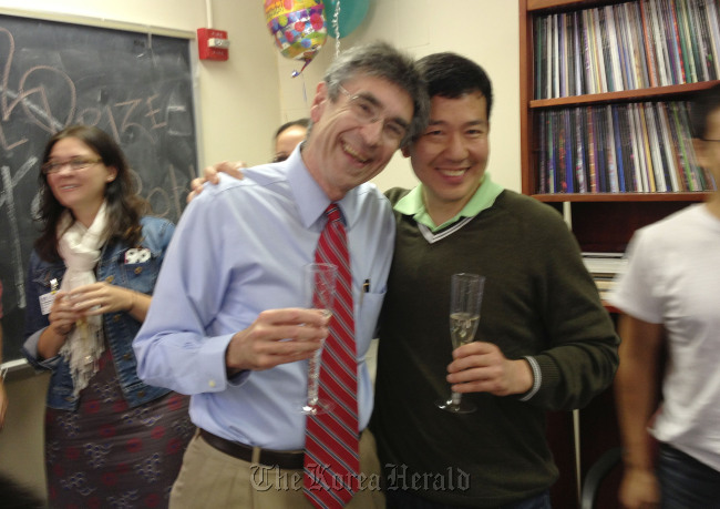 Nobel Prize winner Robert Lefkowitz of Duke University (left) and Ahn Seung-kirl   Yonhap News