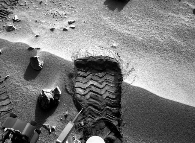 Mars Rover Marking Mars rover photograph shows strange object - The Korea Herald
