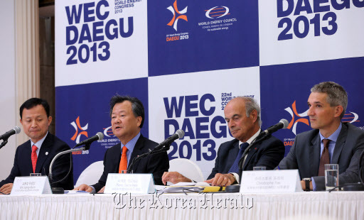 KEPCO CEO Kim Joong-kyum (second from left) introduces the key agenda of the 2013 World Energy Congress to be held in Daegu from Oct. 12-17, with World Energy Council chairman Pierre Gadonneix (third from left) at a press conference in Seoul, Thursday. KEPCO chairs the organization committee for the 2013 WEC.   KEPCO