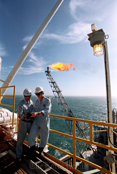 Workers at Korea National Oil Corp. inspect facilities at a drilling ship in the sea off Vietnam.   KNOC