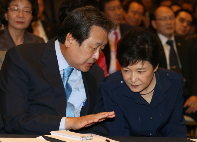 Saenuri Party presidential candidate Park Geun-hye (right) listens to Kim Moo-sung, the recently appointed head of Park’s election campaign headquarters, during the central election committee meeting in Seoul on Thursday.   Yonhap News
