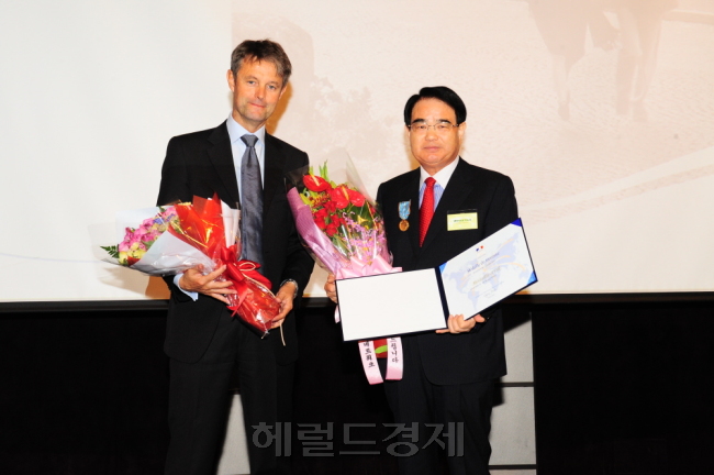 홍기정(우/기업인/모두투어네트워크사장)
㈜모두투어네트워크(사장 홍기정)가 지난 9일 서울 조선호텔 그랜드 볼륨 홀에서 열린 ‘Workshop France 2012 Seoul'에서 프랑스 관광훈장 금훈장을 수상하는 영예를 안았다.
프랑스 관광 발전에 크게 기여한 대상을 프랑스 정부와 관광청이 공동 심의하여 수여하는 상으로 홍기정 사장이 개인 자격으로 단독 수상하였으며, 올해 유일하게 금상을 수상하였다.
