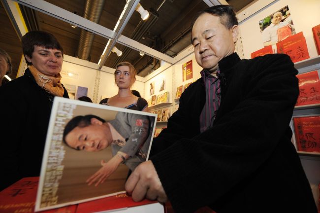 모옌(Mo Yan/중국소설가)
This Oct. 15, 2009, photo shows Chinese author Mo Yan taking part in a reading at the 61st Frankfurt Book Fair in Frankfurt.   AFP-Yonhap News