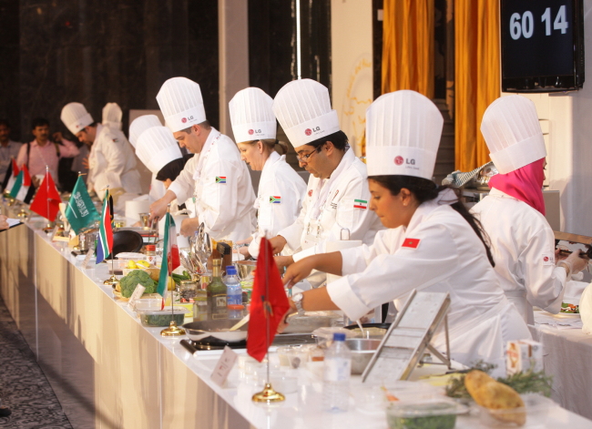 LG전자가 ‘LG 글로벌 아마추어 요리대회 2012(LG Home Chef Championship 2012)’를 10일(현지시각) 두바이에서 개최했다. 올해는 LG전자 광파오븐을 활용해 개성있는 요리를 선보인 남아프리카 공화국팀이 우승을 차지했다.  [사진제공=LG전자]