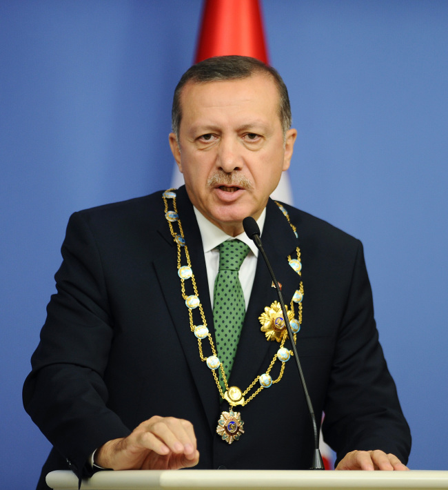 레제프 타이이프 에르도안(Recep Tayyip Erdogan/터키 국무총리)
Turkey’s Prime Minister Recep Tayyip Erdogan speaks during a news conference in Ankara on Thursday.   AP-Yonhap News