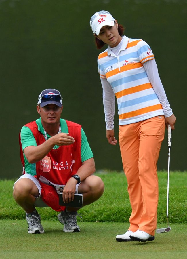 최나연(골프선수)
Choi Na-yeon (right) talks with her caddy on the 17th hole during the first round of the Sime Darby LPGA Malaysia golf tournament at the Kuala Lumpur Golf and Country Clubin Kuala Lumpur on Thursday.   AFP-Yonhap News