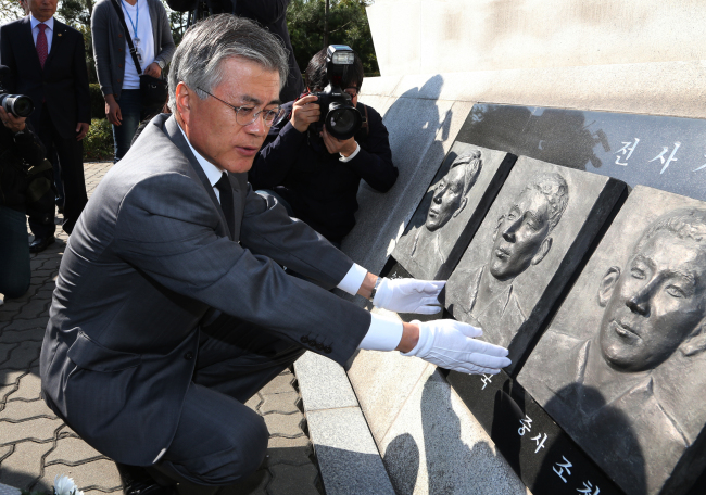 문재인(국회의원/민주통합당)
<YONHAP PHOTO-0872> 문재인, 제2연평해전 전적비 참배 (평택=연합뉴스) 전수영 기자 = 민주통합당 문재인 대선후보가 12일 오전 평택 해군 2함대 안보공원내 제2연평해전 전적비 뒤편의 전사자 얼굴 부조상을 어루만지고 있다 문 후보는 이날 기자들과 만나 새누리당 정문헌 의원이 고(故) 노무현 전 대통령과 김정일 북한 국방위원장의 2007년 남북정상회담 당시 비공개 대화록이 존재한다는 의혹을 제기한데 대해 "사실이라면 제가 책임 지겠다"고 말했다. 2012.10.12 swimer@yna.co.kr/2012-10-12 13:36:52/ <저작권자 ⓒ 1980-2012 ㈜연합뉴스. 무단 전재 재배포 금지.>
DUP presidential candidate Moon Jae-in pays his respects at the memorial monument for the South Korean sailors killed in the second Yeonpyeong battle in 2002  during his visit to the Navy base in Pyeongtaek on Friday.   Yonhap News
