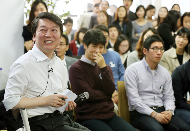 안철수(기업인/교수)
Independent presidential candidate Ahn Cheol-soo talks during a video chat with expatriate Koreans at his election committee headquarters in Gongpyeong-dong, Seoul, Friday.   Yonhap News