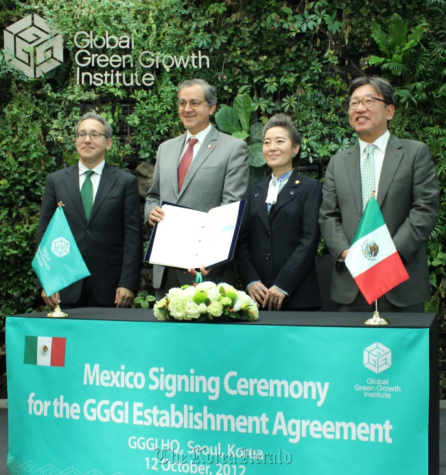 (From left) Global Green Growth Institute Executive Director Richard Samans, Mexico’s Minister for Environment and Natural Resources Juan Rafael Elvira, Korea’s Minister for Environment Yoo Young-sook and Senior Secretary to the President for Green Growth and Environment Kim Sang-hyup pose after Mexico signed an agreement to join the GGGI in Seoul on Friday.   GGGI