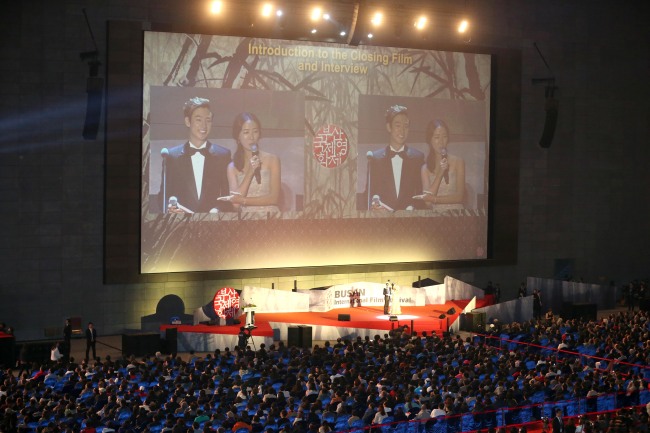 Korean actors Bang Eun-jin and Lee Jae-hoon hosts the closing ceremony of the 17th Busan International Film Festival in Busan on Saturday. (Yonhap News)