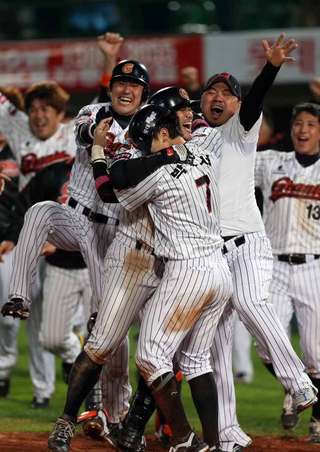 Lotte Giants celebrate after eliminating Doosan bears in the first round of the playoffs on Friday. (Yonhap News)