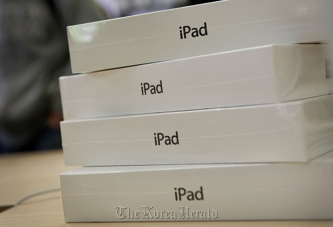 Apple Inc. iPads sit in boxes at the Apple store on 5th Avenue in New York.    Bloomberg