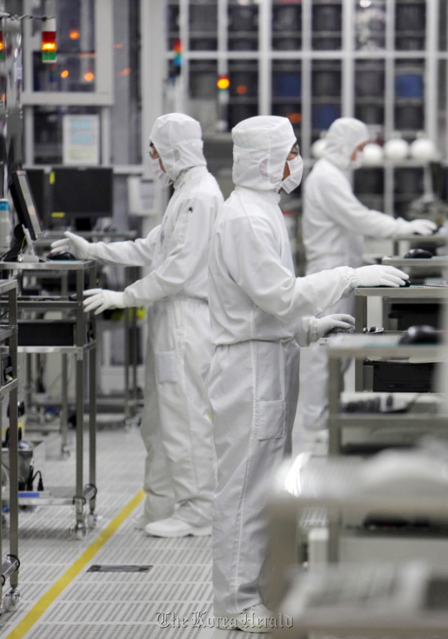 Employees work at Renesas Electronics Corp.’s Naka plant in Hitachinaka city, Ibaraki prefecture, Japan.    Bloomberg