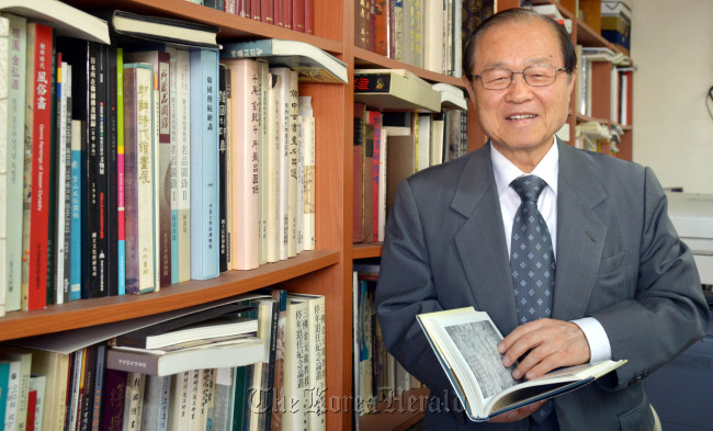 Ahn Hwi-joon, director of the foundation for repatriation of cultural assets overseas, poses at his office on Thursday in Seoul.   Kim Myung-sub/The Korea Herald