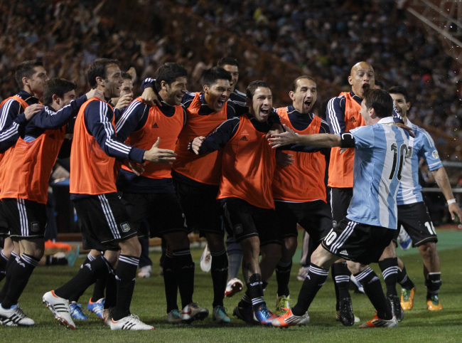 <YONHAP PHOTO-0305> Argentina's Lionel Messi celebrates with bench team mates after scoring against Uruguay during a World Cup 2014 qualifying soccer match in Mendoza, Argentina, Friday, Oct. 12, 2012. (AP Photo/Eduardo Di Baia)/2012-10-13 10:55:43/ <저작권자 ⓒ 1980-2012 ㈜연합뉴스. 무단 전재 재배포 금지.>
Argentina’s Lionel Messi celebrates his goal against Uruguay with teammates.   AP-Yonhap News