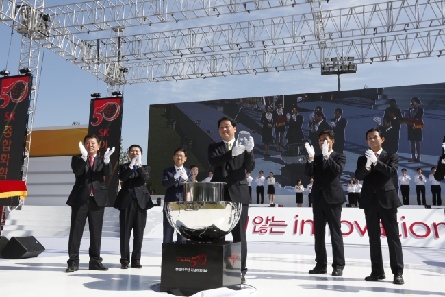 SK Group chairman Chey Tae-won (third from right) prepares to seal a time capsule filled with documents on the 2020 growth vision of SK Innovation, the group’s energy arm, and letters of hope written by employees, during the ceremony to mark the firm’s 50th anniversary in Daejeon on Friday.   Yonhap News