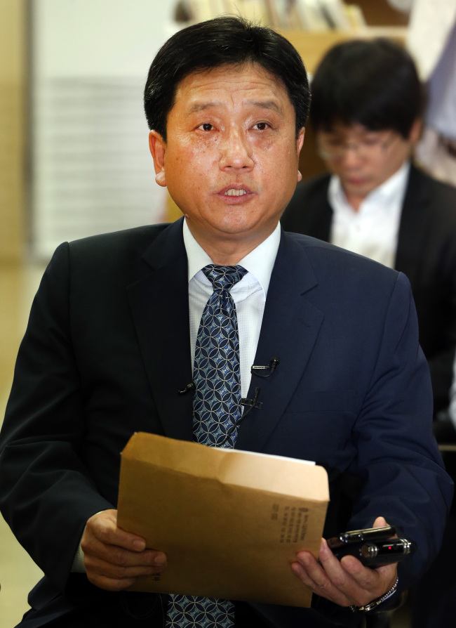 <YONHAP PHOTO-2049> 이광범 내곡동 특검 (서울=연합뉴스) 진성철 기자 = '대통령 내곡동 사저 터 매입 의혹'을 수사할 특별검사로 임명된 이광범 변호사가 5일 서울 서초구 서울중앙지법 기자실에서 기자회견하고 있다. 2012.10.5 zjin@yna.co.kr/2012-10-05 19:25:05/ <저작권자 ⓒ 1980-2012 ㈜연합뉴스. 무단 전재 재배포 금지.>
Lee Kwang-bum   Yonhap News