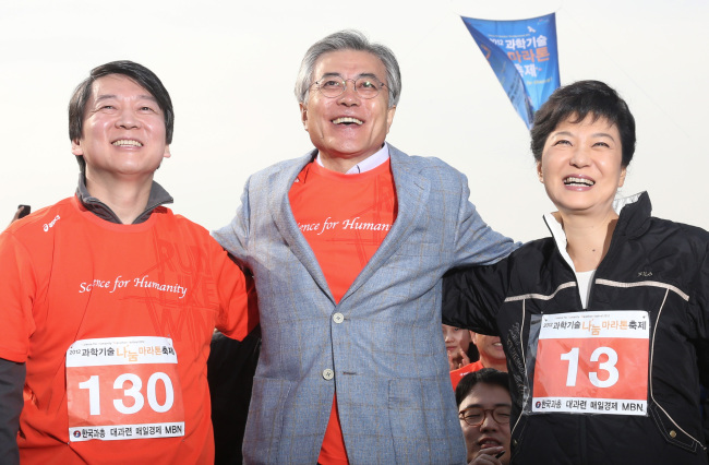 Presidential candidates Park Geun-hye (right), Moon Jae-in (center) and Ahn Cheol-soo participate in a marathon organized by science and technology organizations at Seoul World Cup Stadium on Saturday.