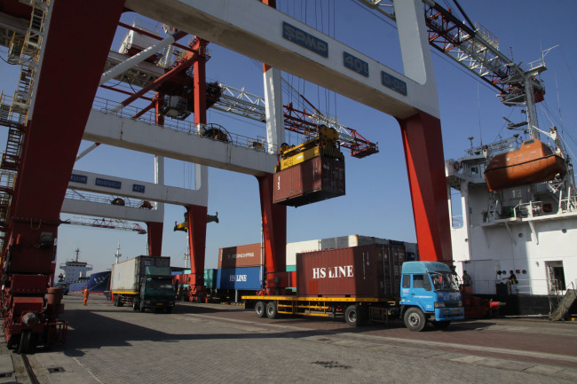 <YONHAP PHOTO-1991> (121008) -- WEIHAI, Oct. 8, 2012 (Xinhua) -- A foreign container vessel unloads cargo at the Weihai port in east China's Shandong Province, Oct. 8, 2012. The throughput of Weihai Port from January to September this year reached 23.943 million tons, up 19.2 percent year on year. The container handling capacity has risen 20.4 percent to 390,000 TEU (twenty-foot equivalent unit) containers. (Xinhua/Yu Qibo) (mp)/2012-10-08 21:33:08/ <저작권자 ⓒ 1980-2012 ㈜연합뉴스. 무단 전재 재배포 금지.>
A foreign container vessel unloads cargo at the Weihai port in east China’s Shandong province.   Xinhua-Yonhap News