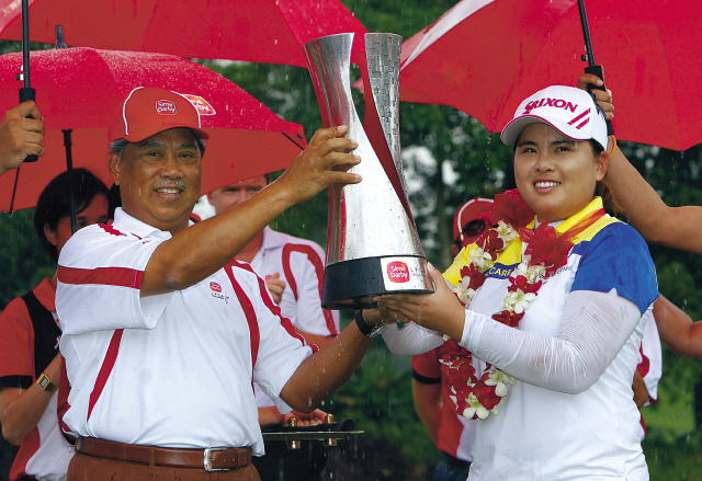Korea’s Park In-bee receives the winner’s trophy from Malaysian Deputy Prime Minister Muhyiddin Yassin. (AP-Yonhap News)
