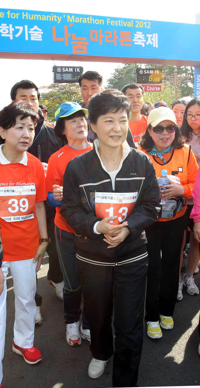 13일 열린 `2012 과학기술 나눔 마라톤 대회`에 박근혜 새누리당, 문재인 민주당, 무소속 안철수 대통령후보가 모두 참석했다. 한국과학기술단체총연합회와 대한민국과학기술대연합, 매경미디어그룹이 함께 주최한 `2012년 과학기술 나눔마라톤 대회`가 서울 상암동 월드컵공원 평화광장에서 열린 가운데 박근혜후보가 시민들과 인사를 나누고 있다.국회사진기자단
13일 열린 ‘2012 과학기술 나눔 마라톤 대회’에 참석한 박근혜 새누리당 대선후보가 마라톤 참가 시민과 어울려 밝은 표정을 짓고 있다.  [국회사진기자단]