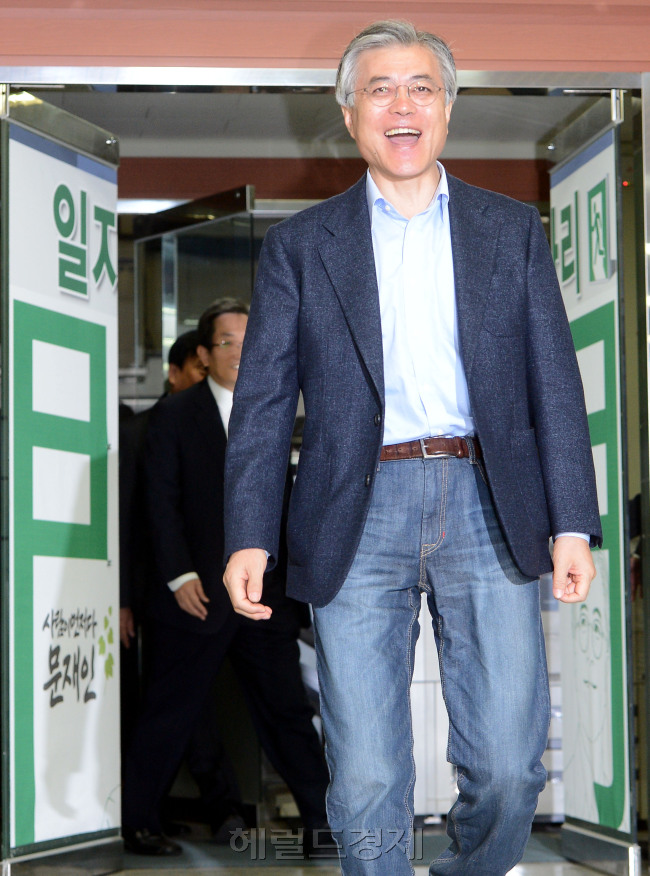15일 오전 서울 영등포 민주통합당에서 열린 선거대책위원회 개회 직전 문재인 후보가 '일자리 문'을 열고 들어오는 퍼포먼스를 하고 있다./ 안훈기자 rosedale@ 2012.10.15
문재인 민주통합당 대선후보가 15일 청바지 차림으로 전국 상공인과 일자리 창출을 위한 간담회를 가졌다.  박현구 기자/phko@heraldcorp.com
